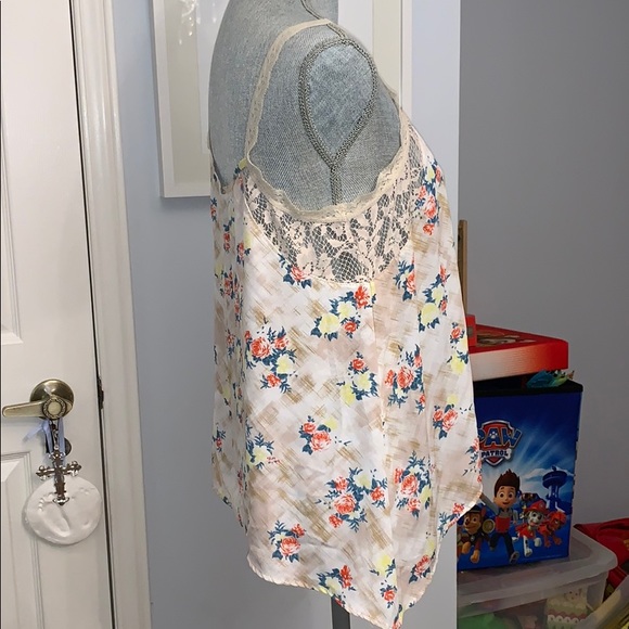 Soprano Flower and Lace Tank - Picture 3 of 5